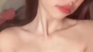 คลิปหลุดไทย สาวหมวยหุ่นบางช่วยตัวเองก่อนโม๊คผัว แล้วโดนซอยหีรัวครางลั่น